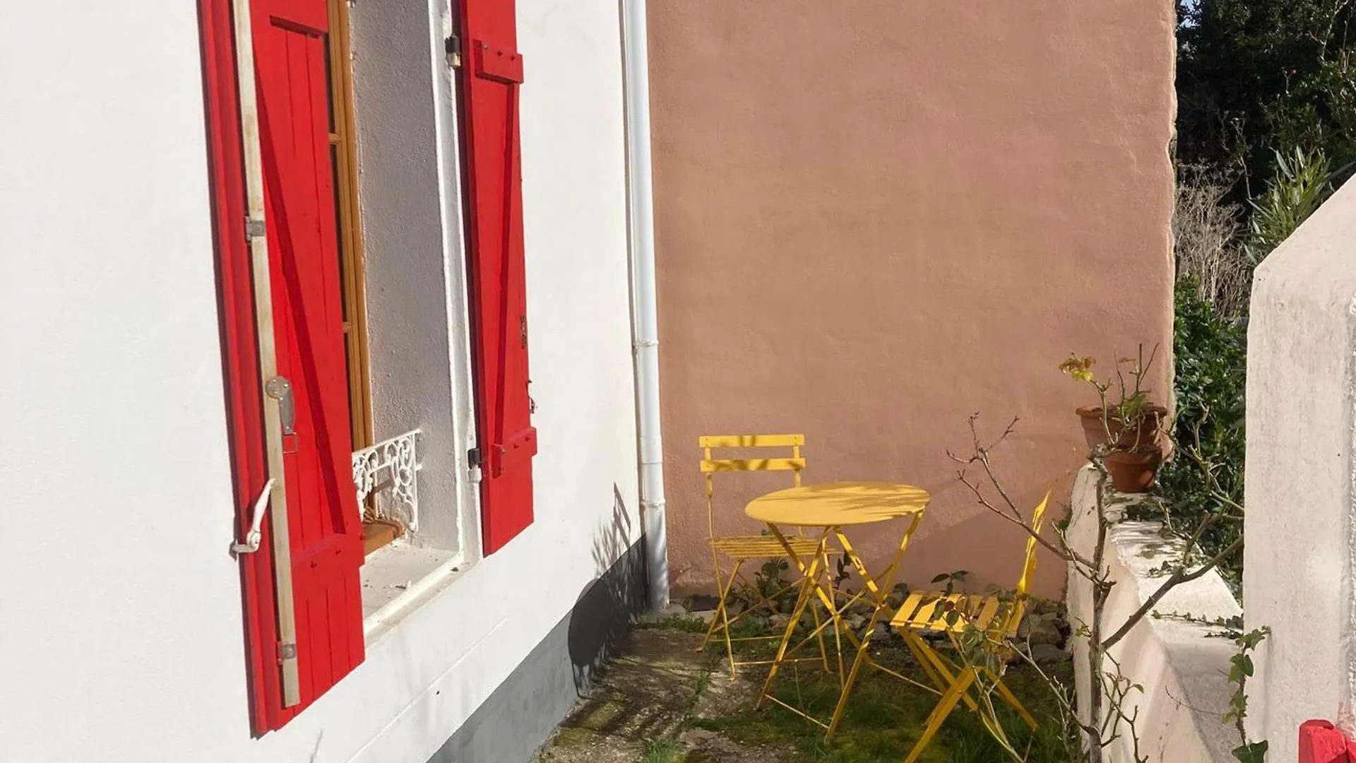 Maison Renovee Avec Jardin, Proche Commerces Et Plage, Locmaria - Fr-1-418-245 0*,  France